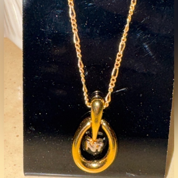 Nina Ricci Gold Pendant Necklace - Picture 7 of 7